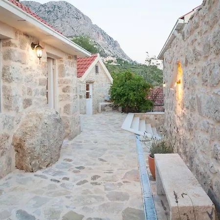 Elegant In With Private Pool And Sea View Вілла Подгора